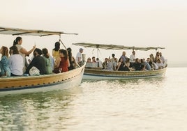 Paseo en barca organizado por Conhostur en l'Albufera el lunes al atardecer.