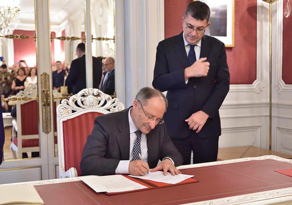 Llinares, durante la firma de la puesta en marcha de la Agencia, en junio de 2017, en presencia de Morera.