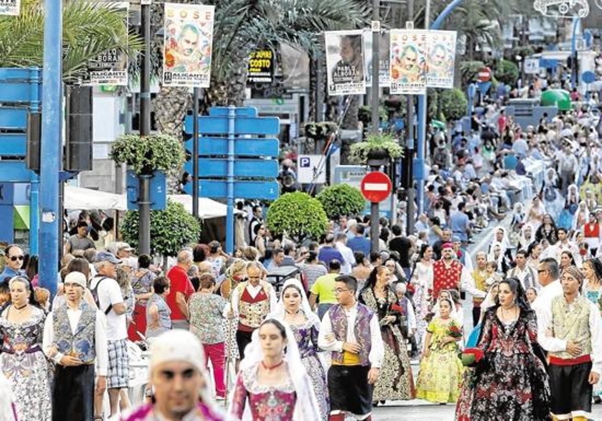 Desfile en la Ofrenda de flores de las Hogueras de Alicante.