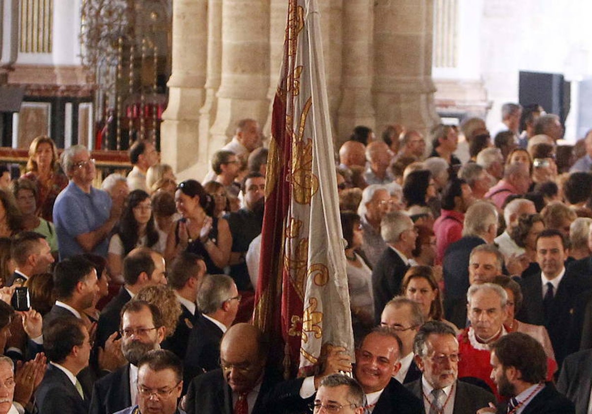 Entrada de la Senyera al Te Deum del 9 d'Octubre en la Catedral, en 2012.