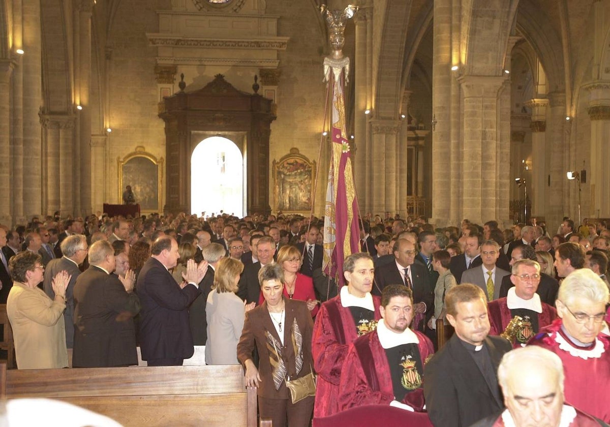 Llegada de la Senyera al Te Deum en la Catedral de Valencia, en el año 2003.