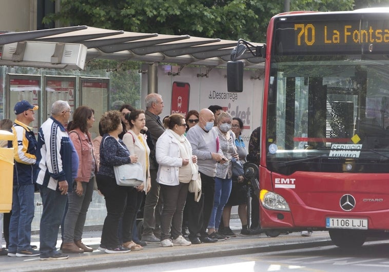 Usuarios esperan para subir a un autobús durante la última huelga de la EMT.