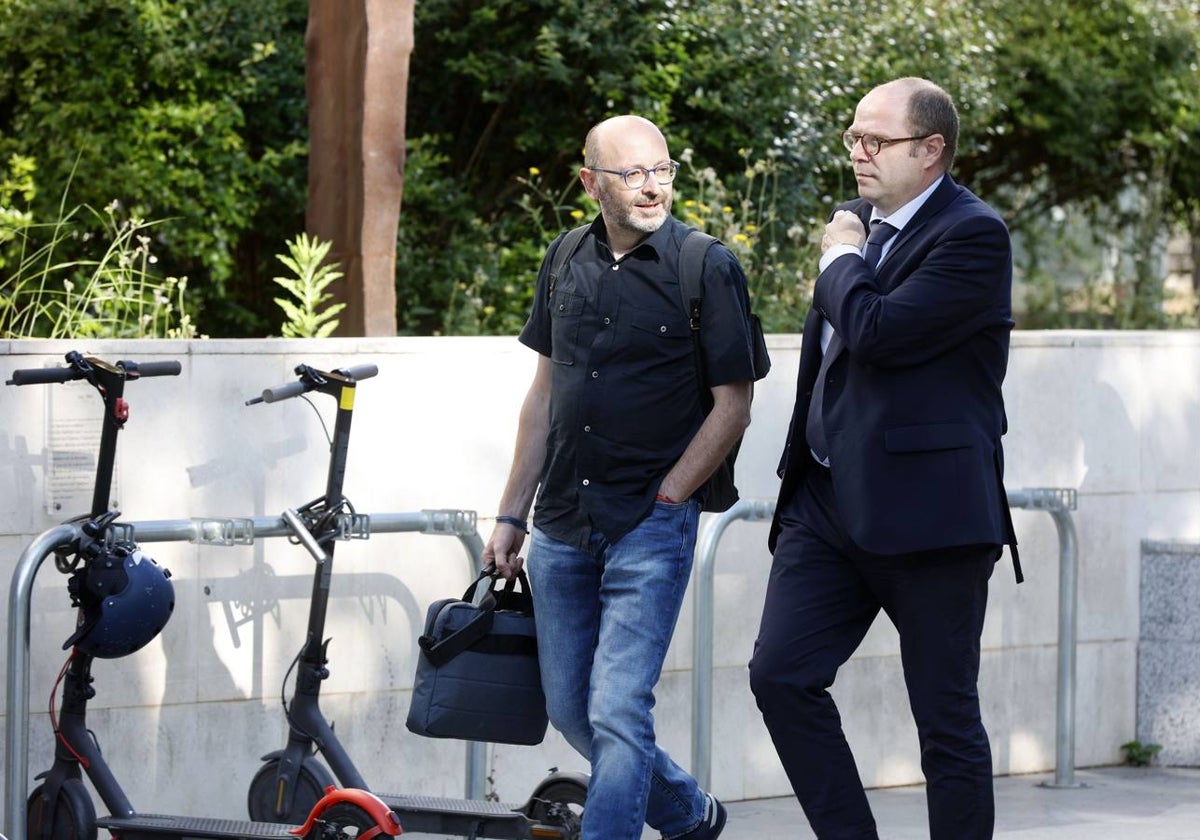 Francis Puig, con su abogado a la entrada de la Ciudad de la Justicia.