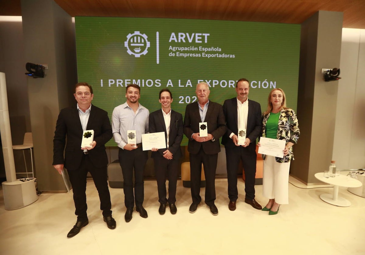 Los galardonados con los premios de Arvet.