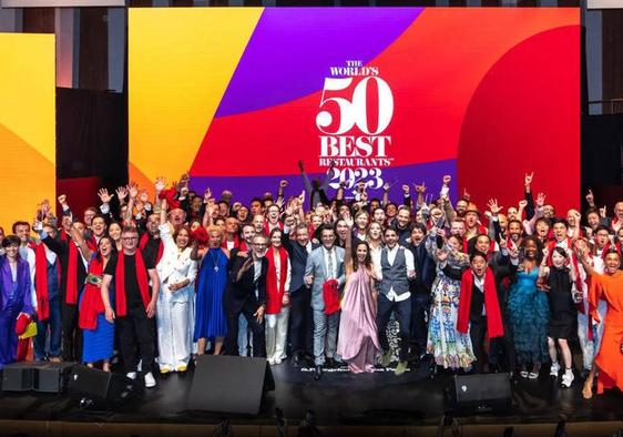 Foto de familia de los chefs premiados este martes en la gala de 'The World's 50 Best' celebrada en Valencia