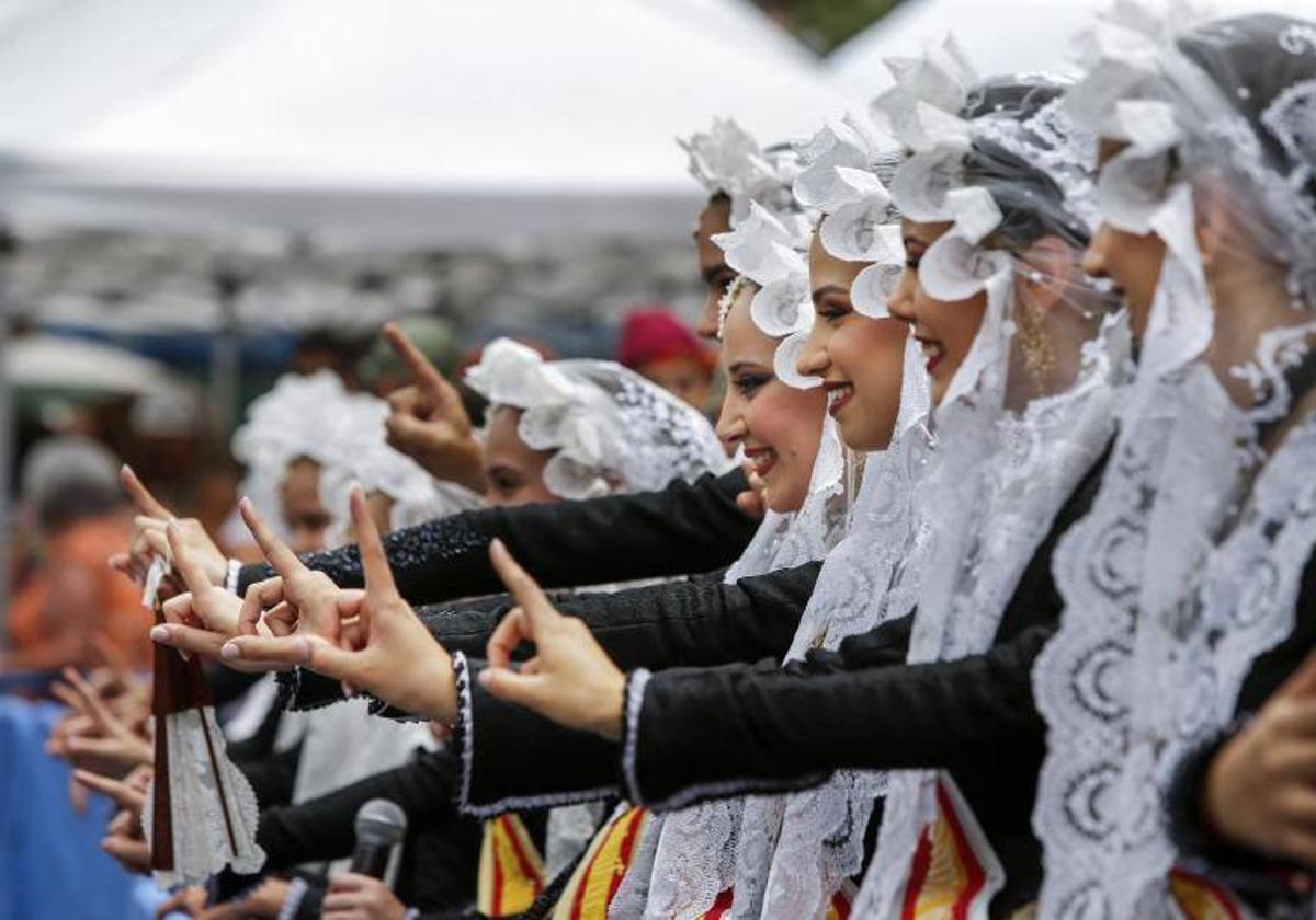 Un grupo de Belleas del Foc durante la primera Mascletà Oficial de las Hogueras 2023