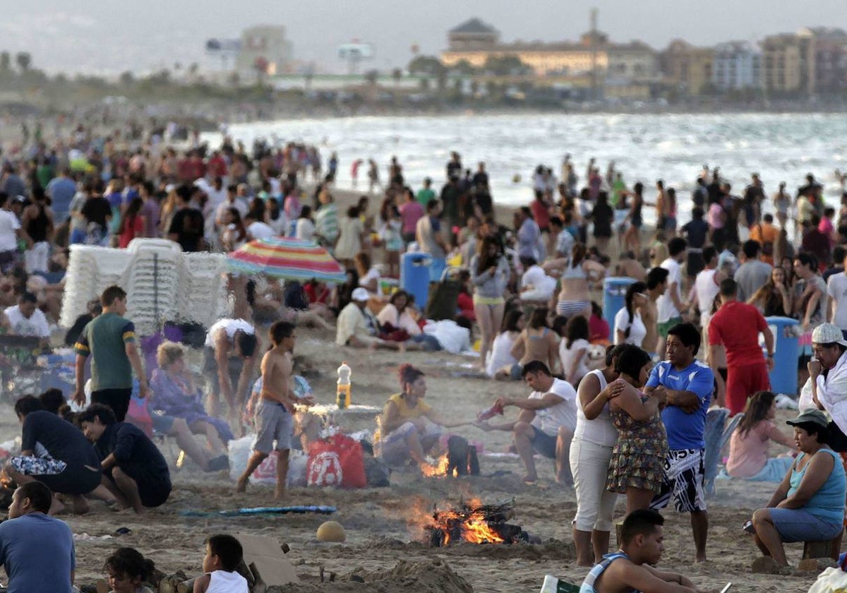 Celebración de una Noche de San Juan en la playa de la Malvarrosa.