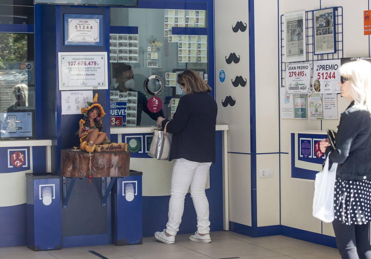 Varias personas comprando en una administración de Loterías