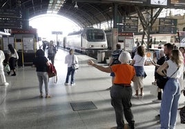 Viajeros en la estación del Norte de Valencia.