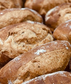 Imagen secundaria 2 - Diferentes tipos de panes especiales de masa madre 100% natural, elaborados en el horno de Moscardó.