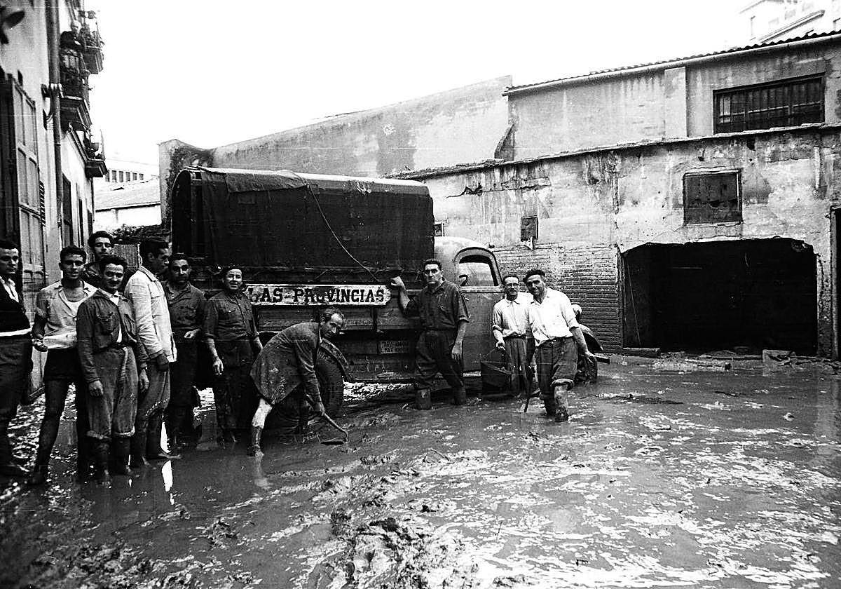 Ranger Riada La riada de 1957: el barro de las calles de Valencia salpica la ...
