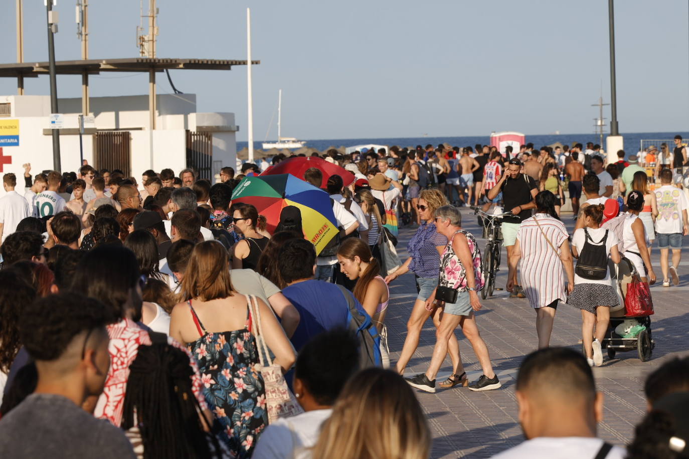 Miles de personas celebran la noche de San Juan en Valencia