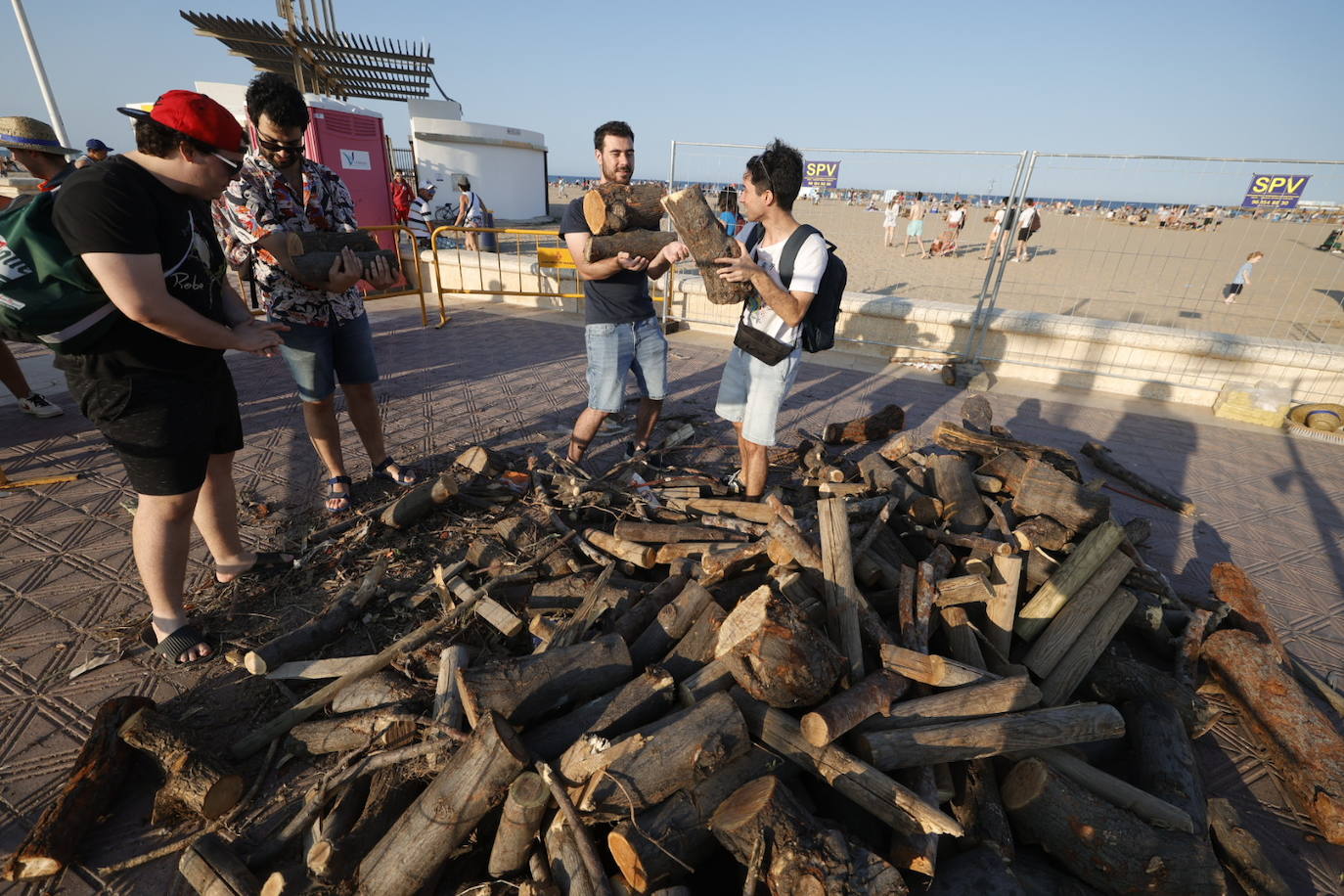 Miles de personas celebran la noche de San Juan en Valencia