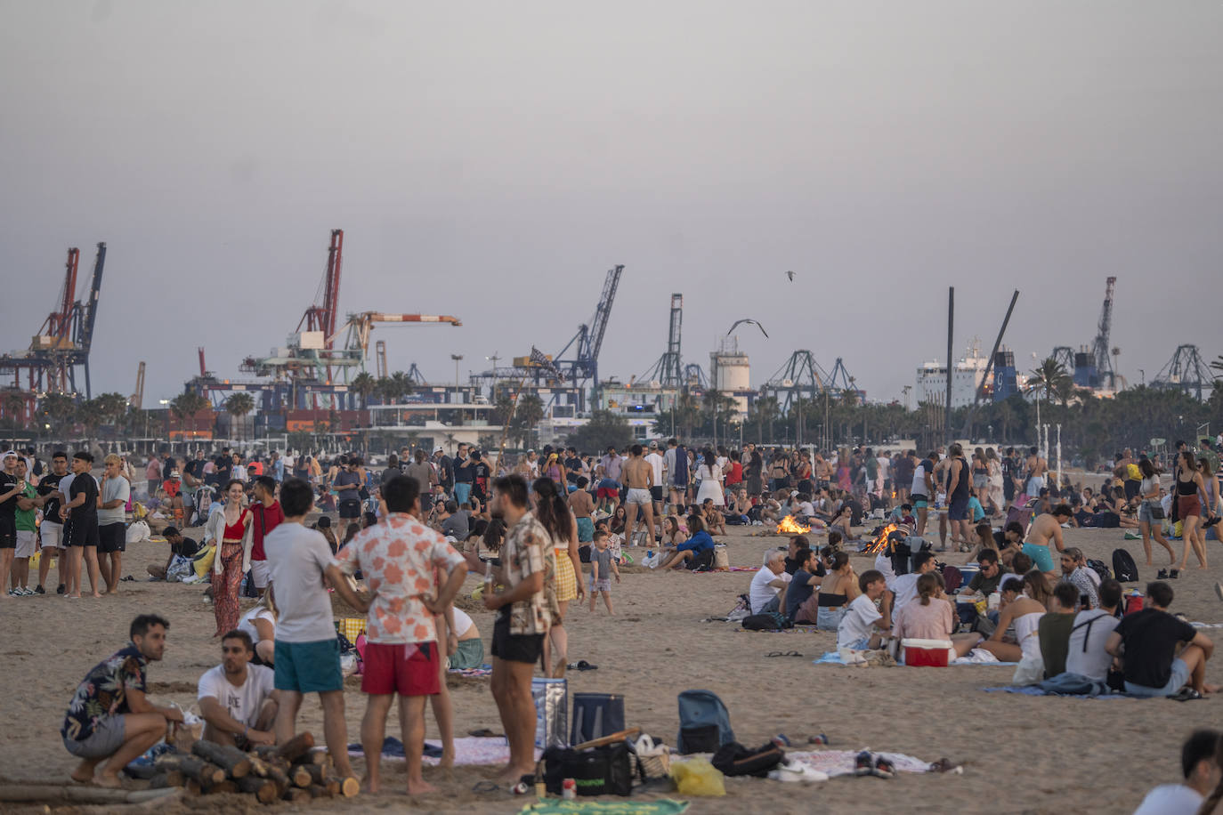 Miles de personas celebran la noche de San Juan en Valencia