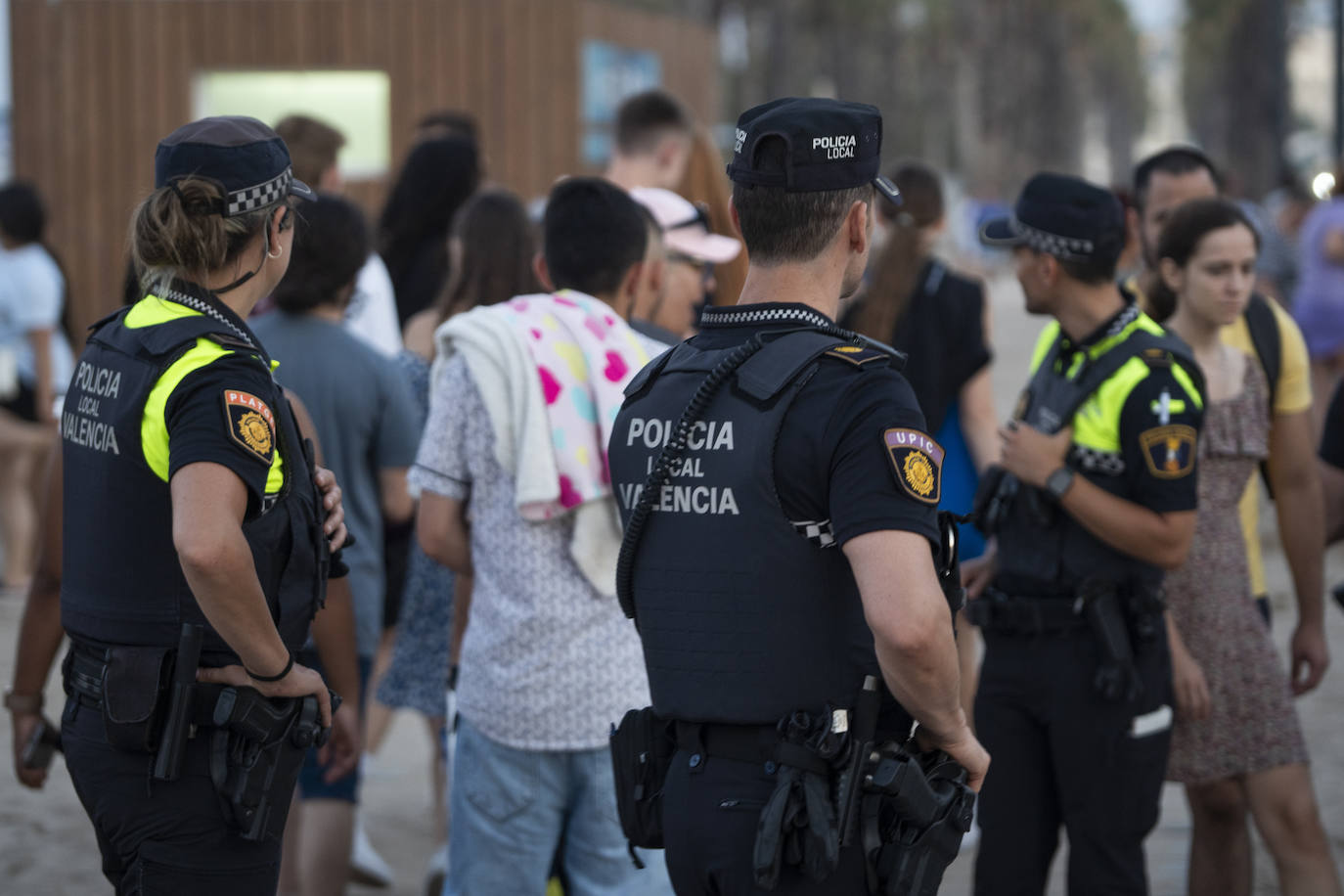 Miles de personas celebran la noche de San Juan en Valencia