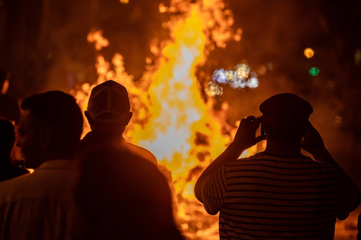 Miles de personas celebran la noche de San Juan en Valencia