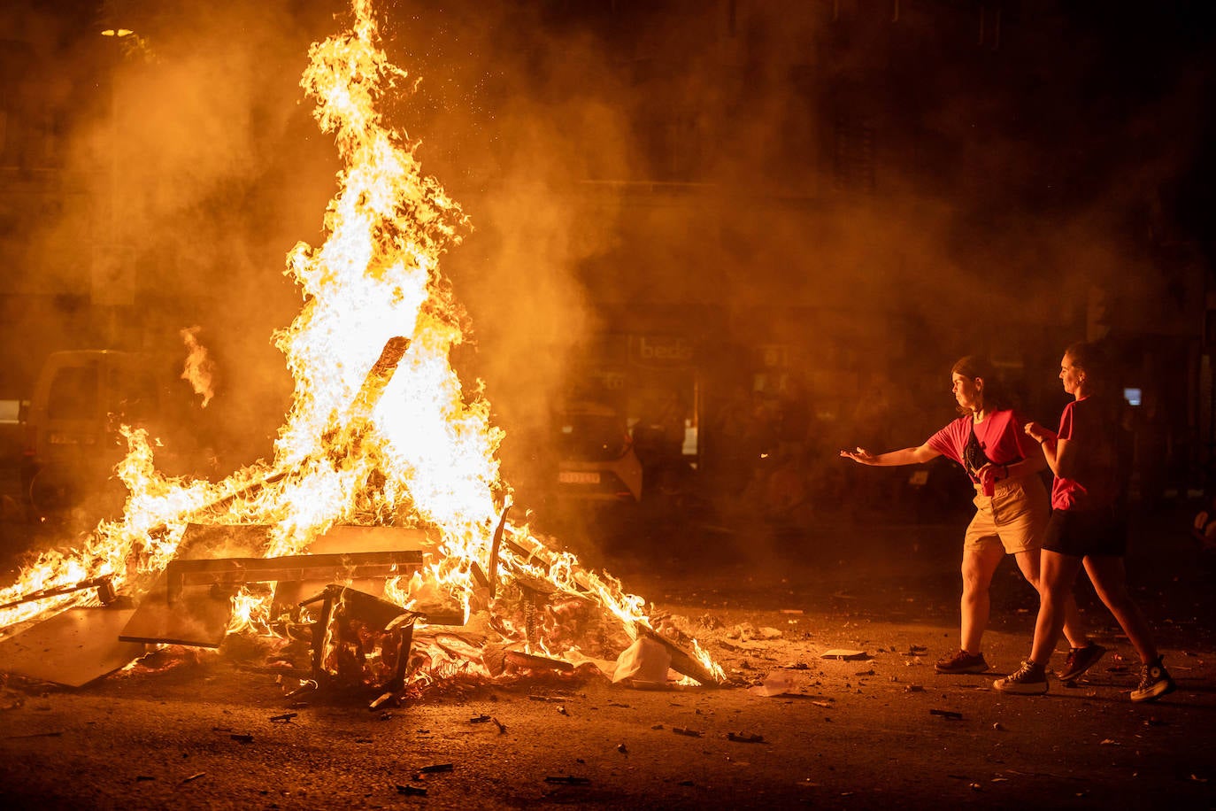 Miles de personas celebran la noche de San Juan en Valencia