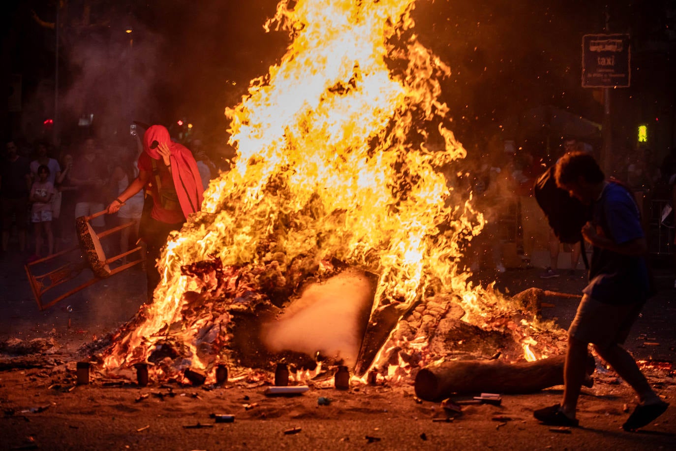 Miles de personas celebran la noche de San Juan en Valencia