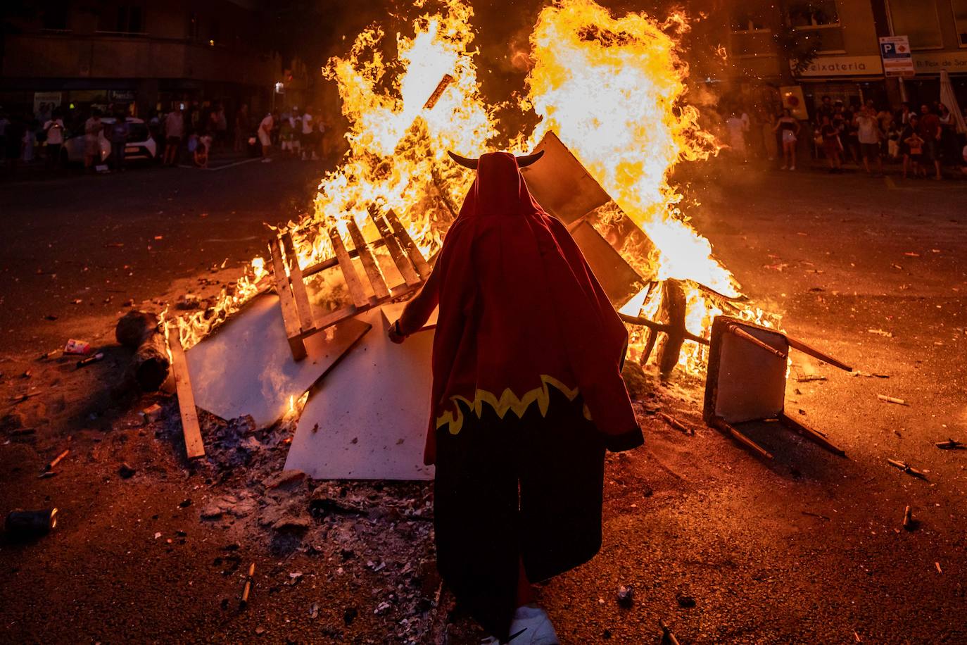 Miles de personas celebran la noche de San Juan en Valencia