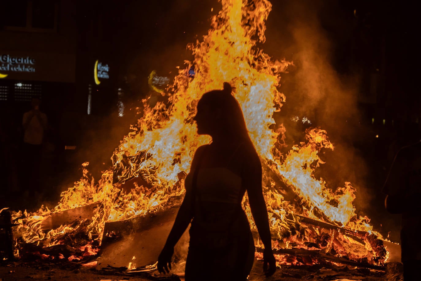 Miles de personas celebran la noche de San Juan en Valencia