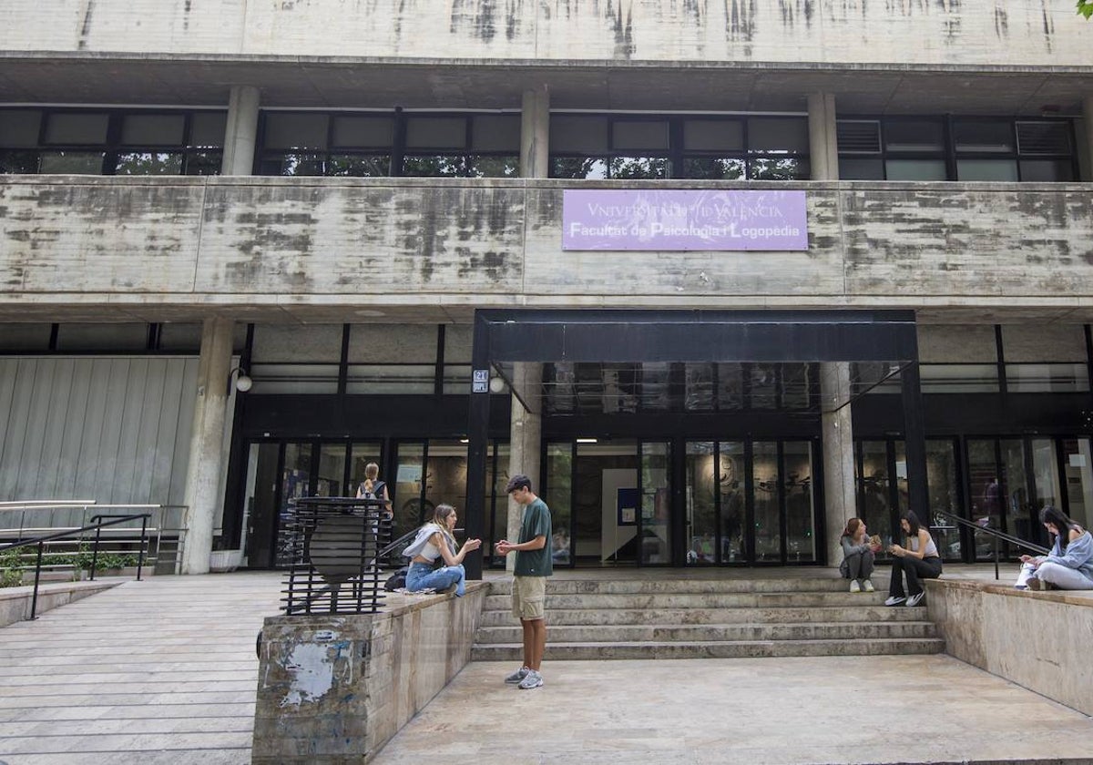 Aspecto que ofrece la fachada de la facultad de Psicología, obra de Fernando Moreno Barberá.