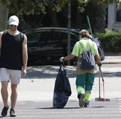 Valencia duplica los baldeos y el barrido de las calles