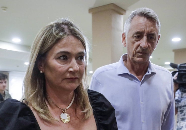 La madre de Marta Calvo, Marisol Burón, junto al psicólogo Mariano Navarro, en el juicio al asesino en serie de la cocaína.