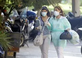 Dos mujeres con mascarilla, en las inmediaciones del Hospital La Fe de Valencia.