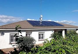 Un técnico instala placas solares en una vivienda.
