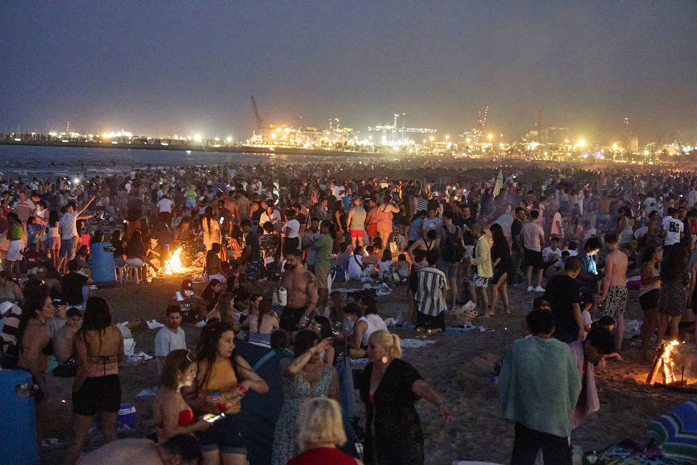 Miles de personas celebran la noche de San Juan en Valencia