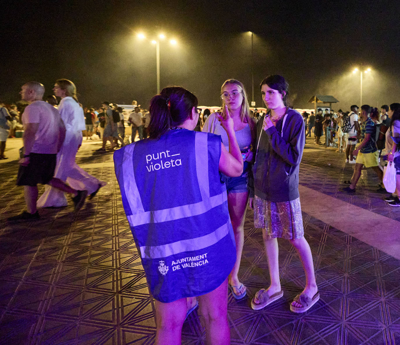 Miles de personas celebran la noche de San Juan en Valencia