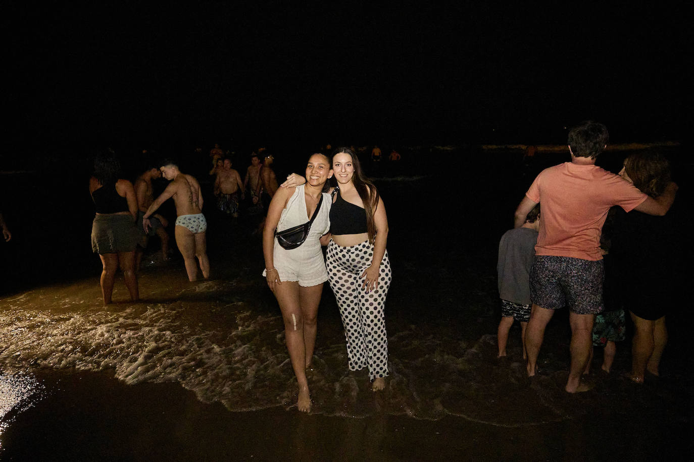 Miles de personas celebran la noche de San Juan en Valencia