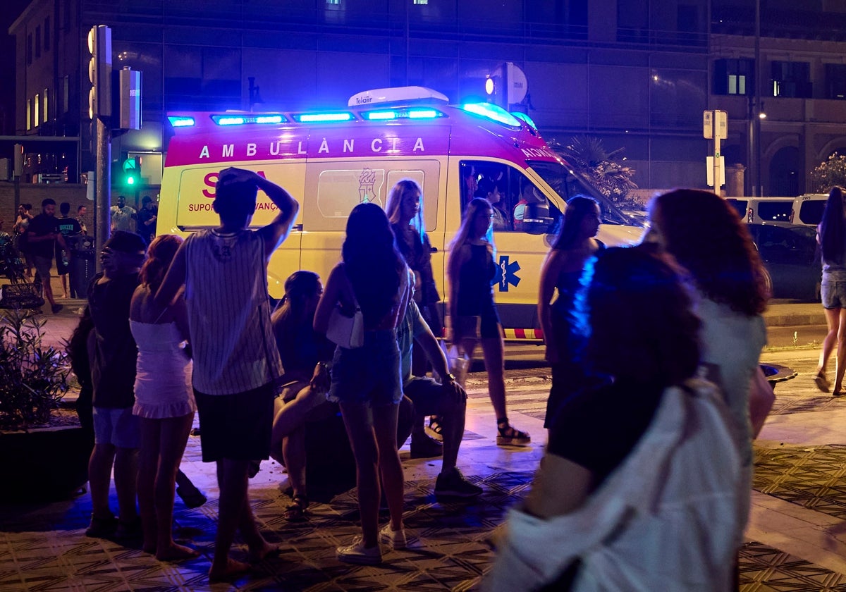 Una ambulancia, entre los jóvenes que celebraron la noche de San Juan en Valencia.