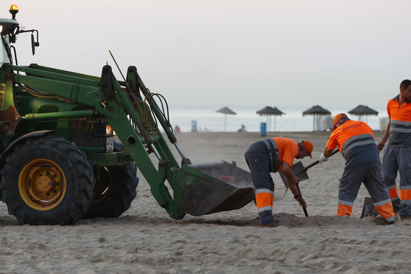 Limpieza en la playa tras la noche de San Juan