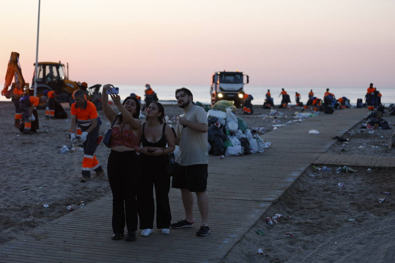 Limpieza en la playa tras la noche de San Juan