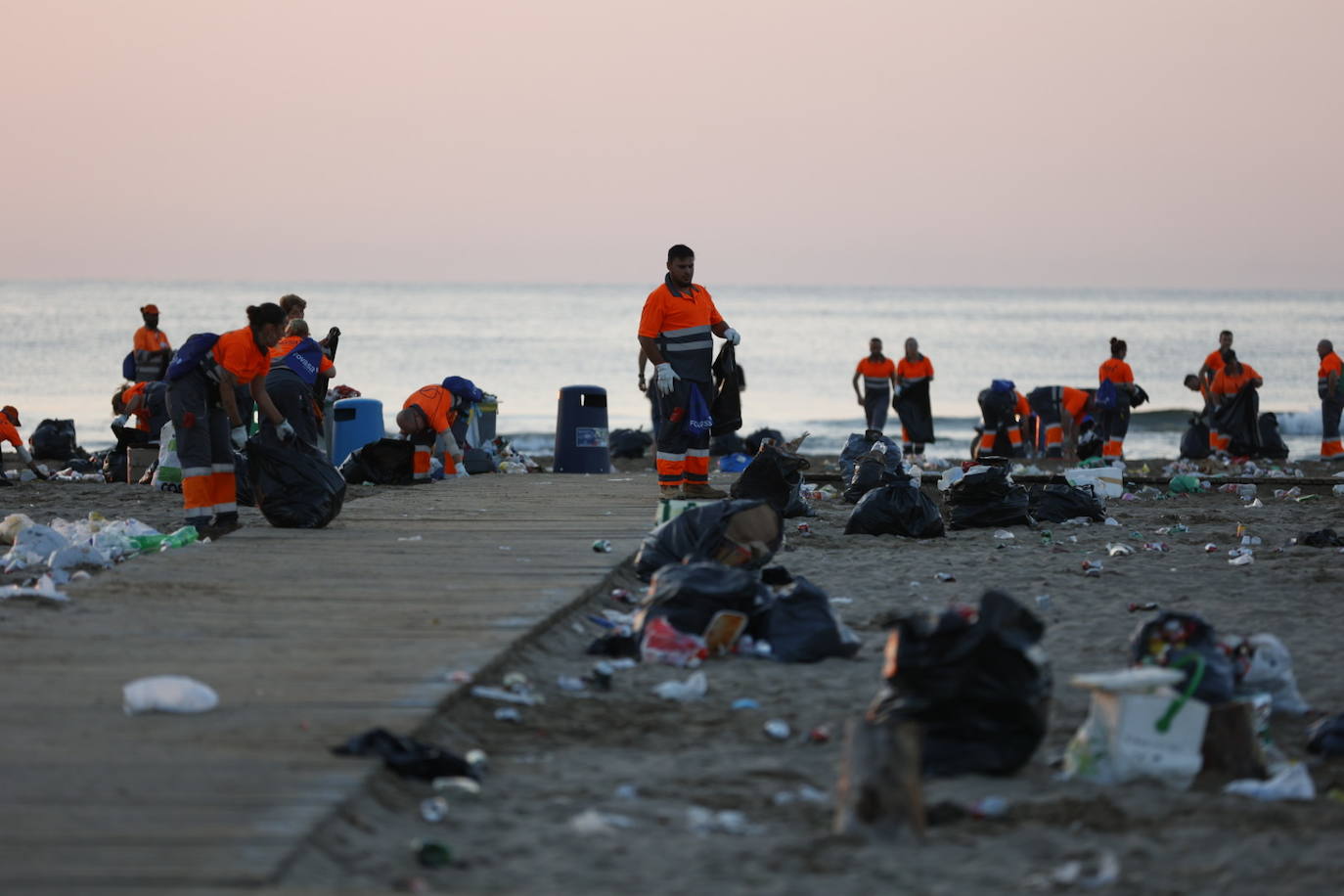 Limpieza en la playa tras la noche de San Juan