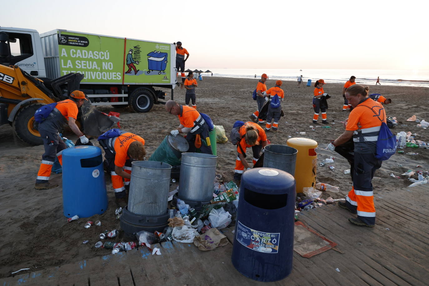 Limpieza en la playa tras la noche de San Juan