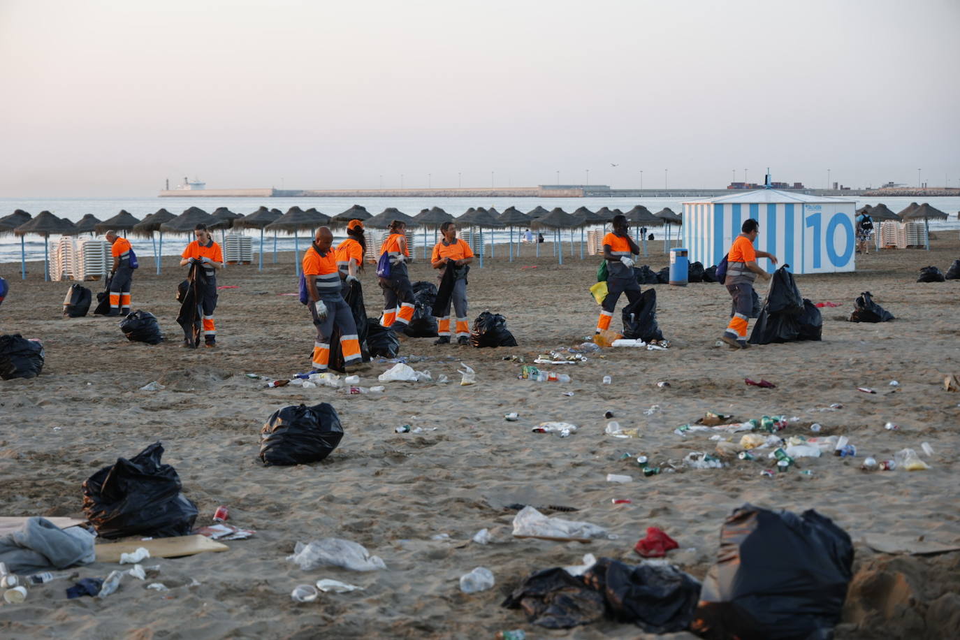 Limpieza en la playa tras la noche de San Juan