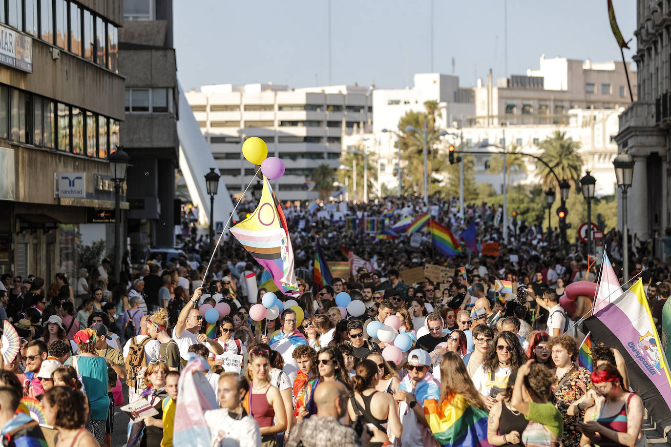 Las mejores imágenes de la marcha del Orgullo en Valencia