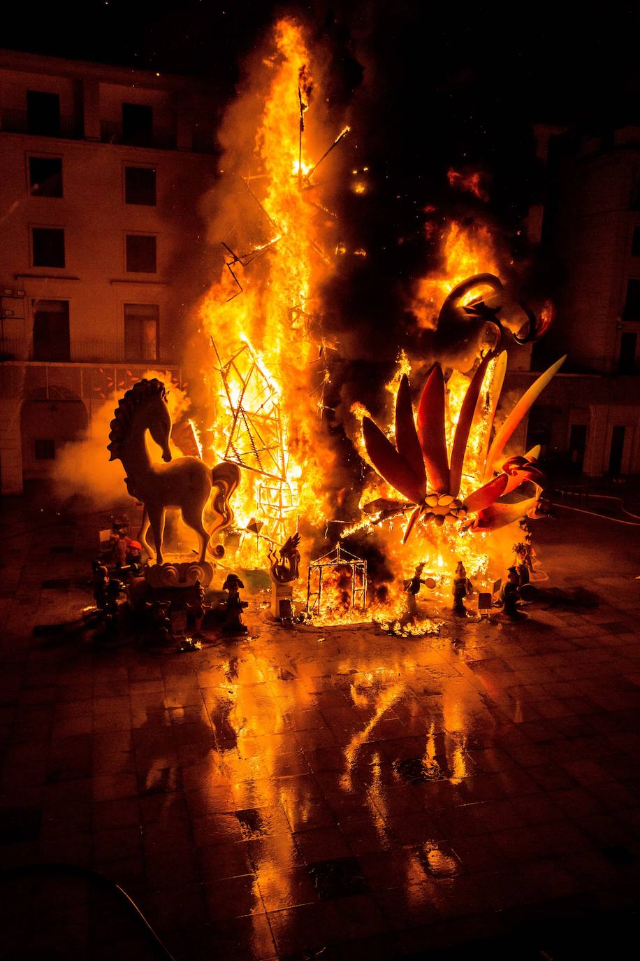 Alicante goza con la cremà y la banyà de las Hogueras 2023