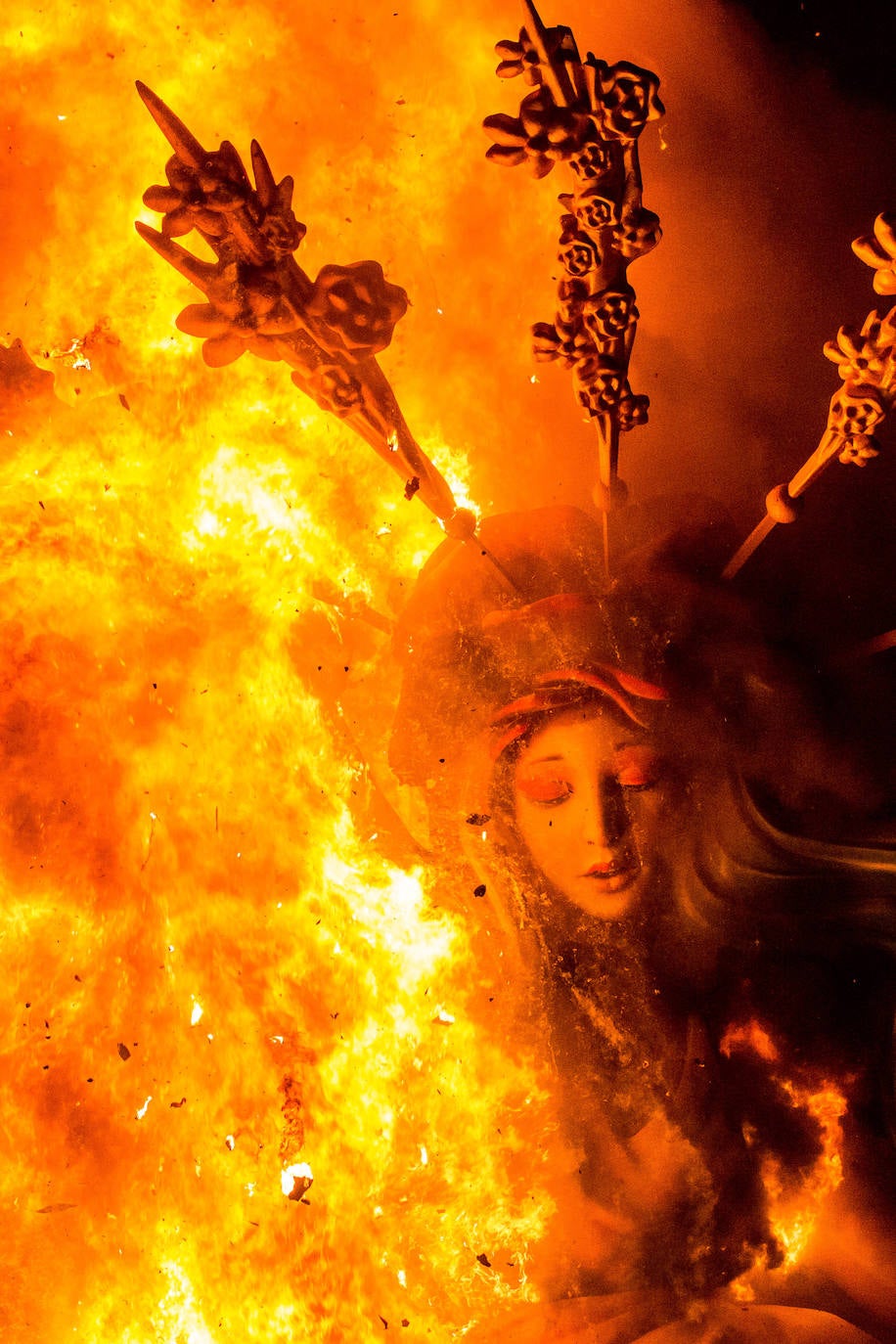 Alicante goza con la cremà y la banyà de las Hogueras 2023