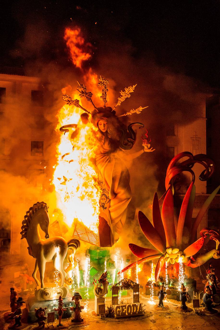 Alicante goza con la cremà y la banyà de las Hogueras 2023