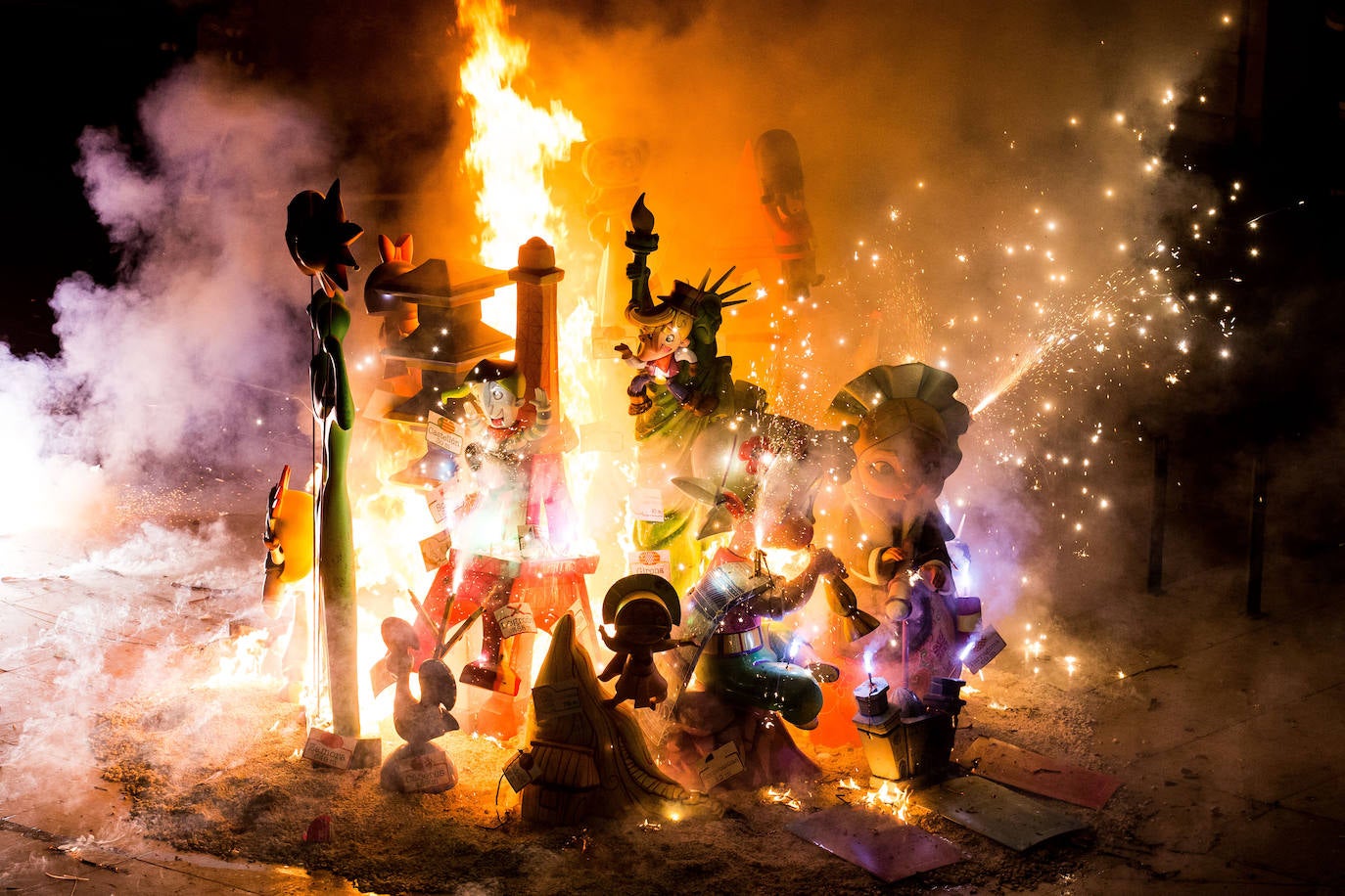 Alicante goza con la cremà y la banyà de las Hogueras 2023