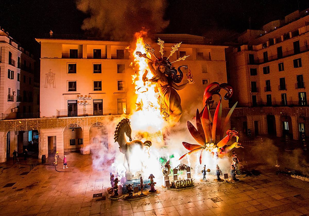 Alicante goza con la cremà y la banyà de las Hogueras 2023