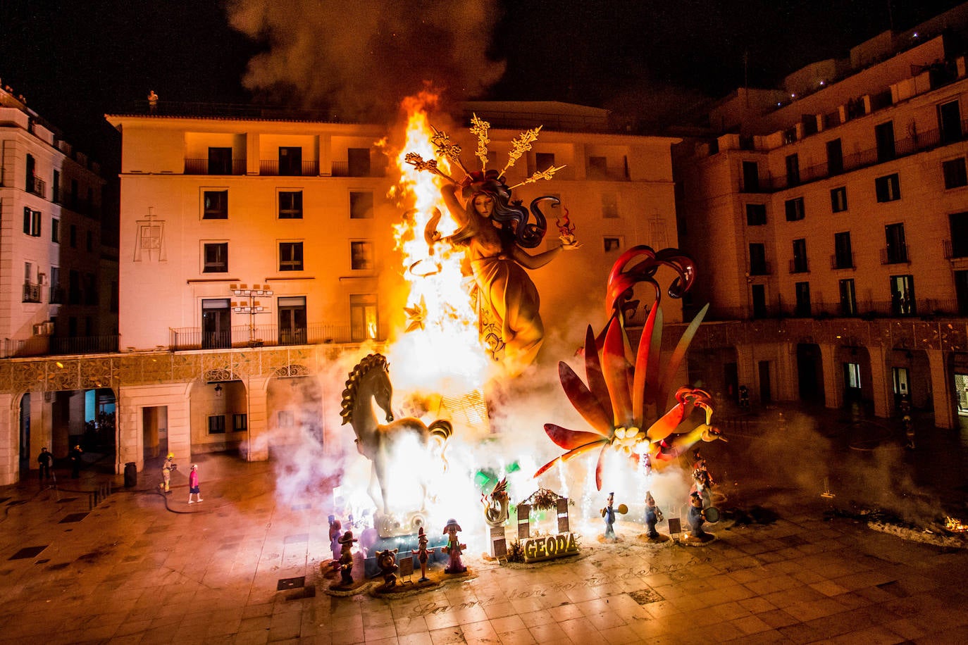 Alicante goza con la cremà y la banyà de las Hogueras 2023
