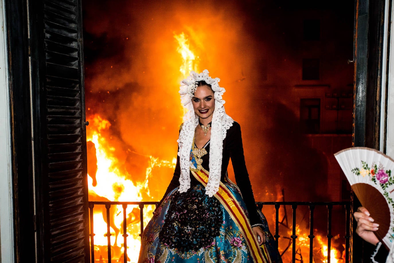 Alicante goza con la cremà y la banyà de las Hogueras 2023