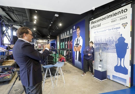 Quico Catalán fotografía la exposición de la Copa de la República.