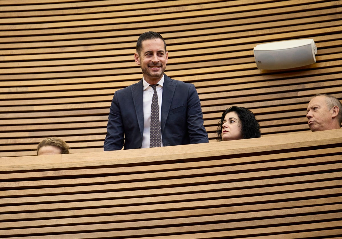 Carlos Fernández Bielsa, en la tribuna de invitados de Les Corts.