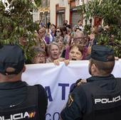 Protesta feminista a las puertas de Les Corts