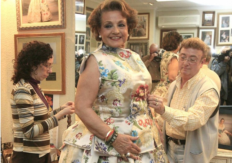 Carmen Sevilla en una prueba del traje de valenciana con Enrique Marzal.